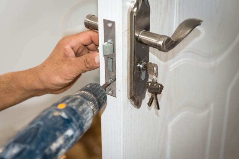 how to install a bedroom door lock