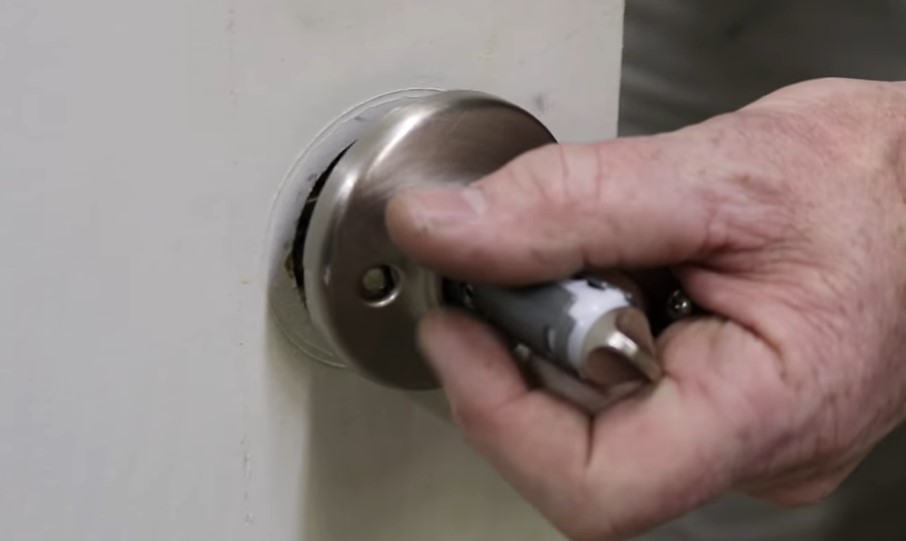 Attach the inside Lever of door handle