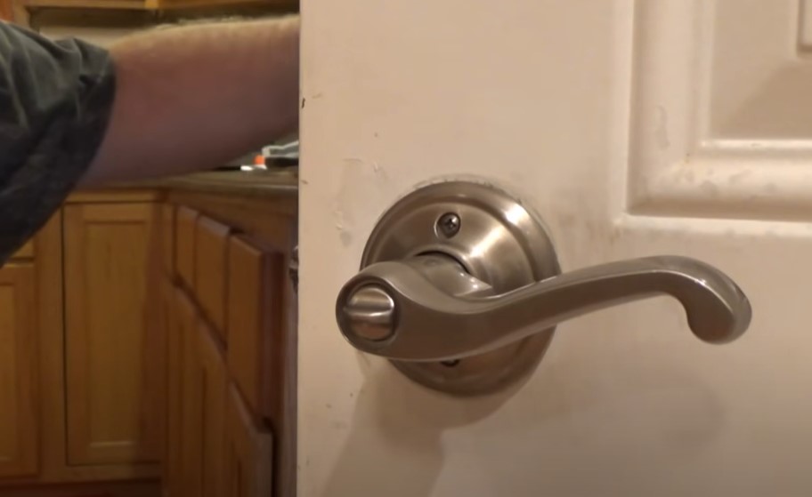 How to Put a Lever Door Handle Back Together