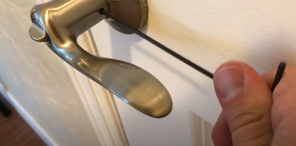 How to Tighten Door Handles With No Screws