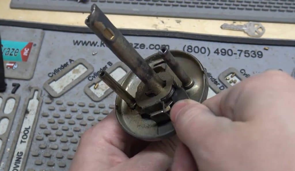 how to remove cylinder from kwikset lever