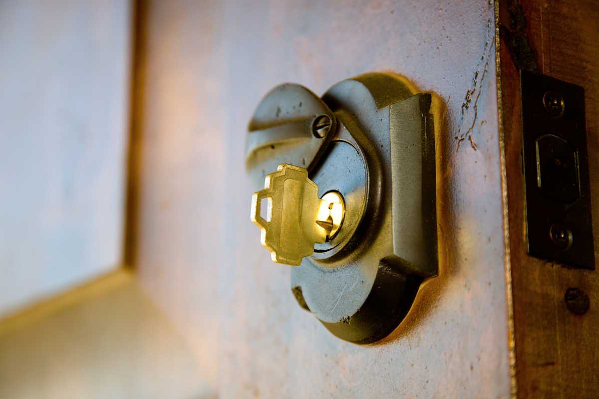 how to replace deadbolt lock